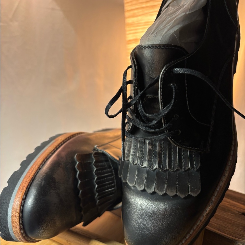 Elegant Black Leather Women's Oxfords